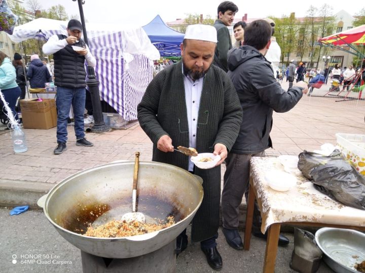 В Лениногорске ветеранов угощали настоящей солдатской кашей у полевой кухни