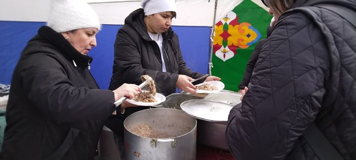 В Лениногорске ветеранов угощали настоящей солдатской кашей у полевой кухни