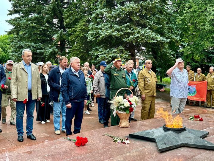 Глава Лениногорского района Рягат Хусаинов возложил цветы к мемориалу «Вечный огонь»