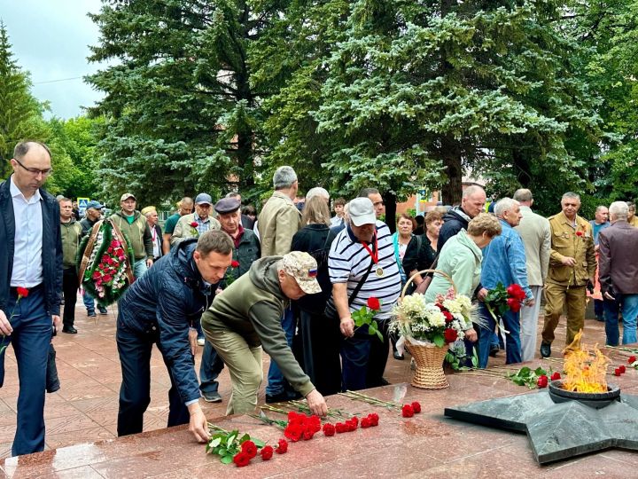 Глава Лениногорского района Рягат Хусаинов возложил цветы к мемориалу «Вечный огонь»