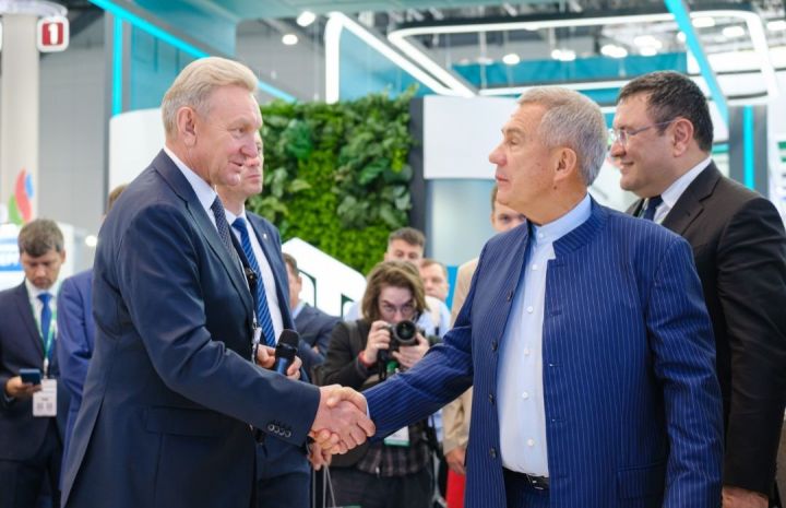 Стенд ПАО «Транснефть» на выставке «TatOilExpo-2024» осмотрел Рустам Минниханов