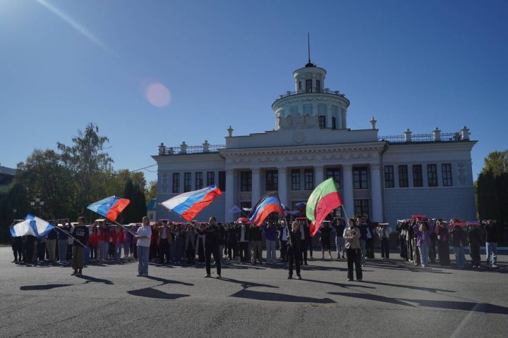 Молодогвардейцы РТ устроили флешмоб в честь Дня воссоединения новых регионов с Россией