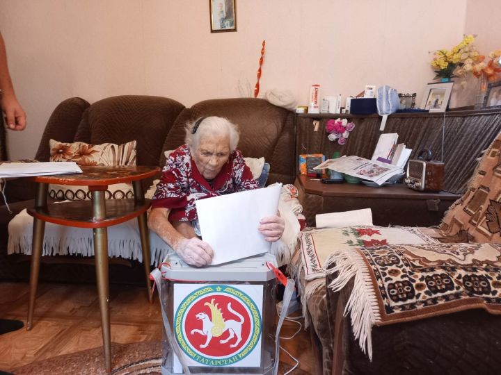 95-летняя труженица тыла из Лениногорска пригласила к себе домой членов избирательной комиссии, чтобы проголосовать на дому