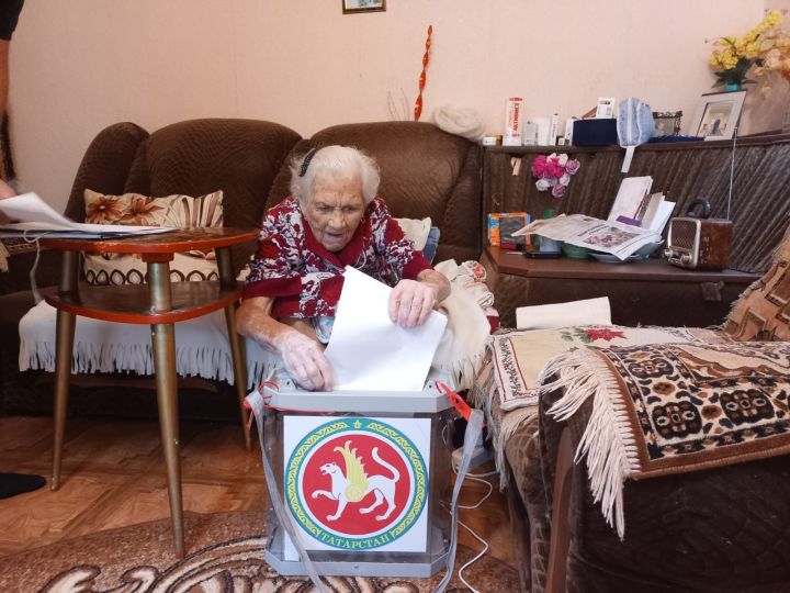 95-летняя труженица тыла из Лениногорска пригласила к себе домой членов избирательной комиссии, чтобы проголосовать на дому