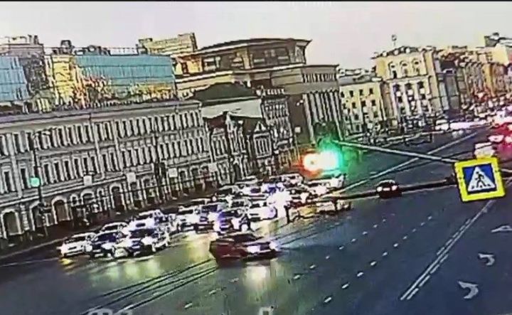 В центре Казани водитель иномарки затеял дрифт