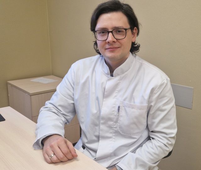 В Лениногорской детской поликлинике приступил к работе молодой педиатр Сергей Бондаренко