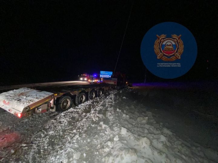 В Татарстане легковушка столкнулась с двумя грузовиками