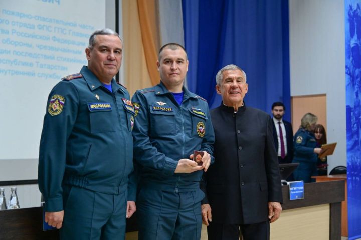 Рустам Минниханов встретился с представителями МЧС
