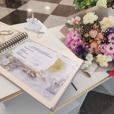 В Лениногорском ЗАГСе с 25-летием совместной жизни поздравили семейную пару