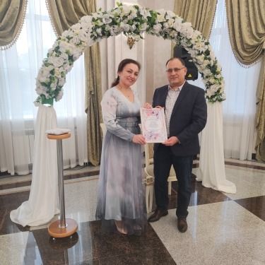 В Лениногорском ЗАГСе с 25-летием совместной жизни поздравили семейную пару