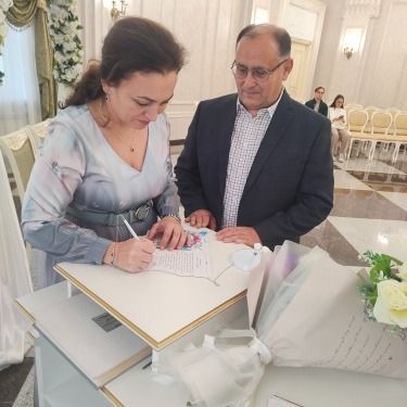 В Лениногорском ЗАГСе с 25-летием совместной жизни поздравили семейную пару