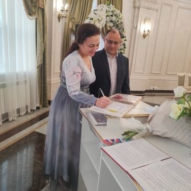 В Лениногорском ЗАГСе с 25-летием совместной жизни поздравили семейную пару