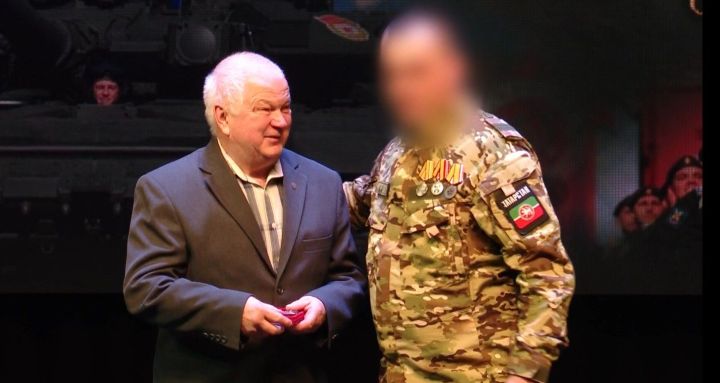 Боец СВО вручил медаль волонтёру: история взаимной поддержки