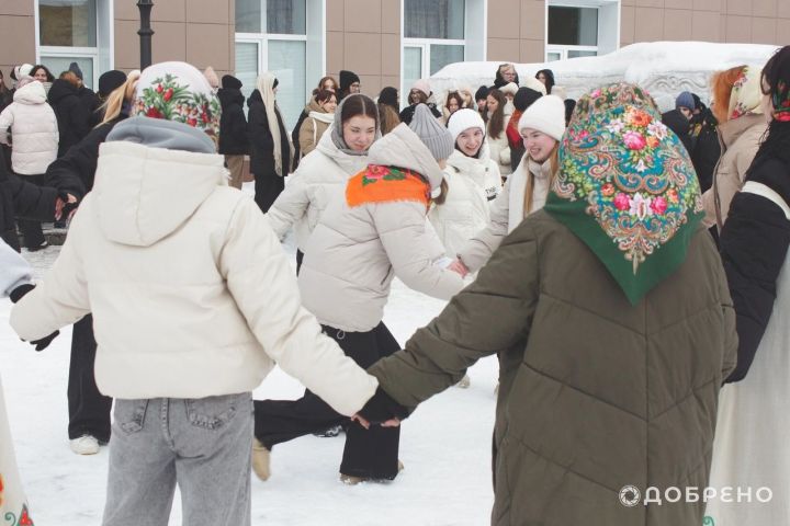 Студенты музыкально-художественного колледжа Лениногорска на масленицу приготовили необычные блины