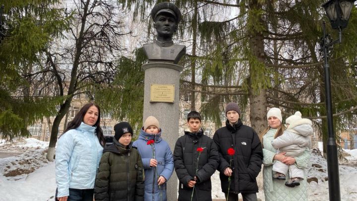 Лениногорские школьники возложили цветы к памятнику Героя Советского Союза Самата Садриева