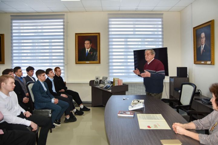 Лениногорские студенты попробовали себя в роли экскурсоводов Музея нефти
