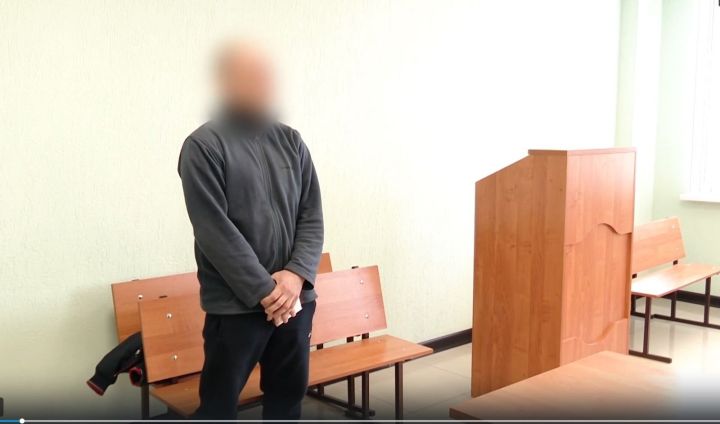 В пригороде Лениногорска автоинспектор остановил машину, водитель которой вёл себя странно