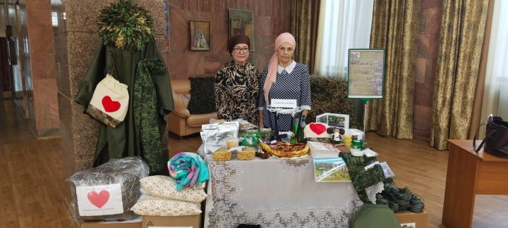 Волонтеры Лениногорска показали свои изделия для бойцов СВО на выставке в Госсовете
