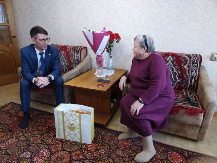 В Лениногорске бывшую узницу концлагеря навестил руководитель исполкома Марат Гирфанов