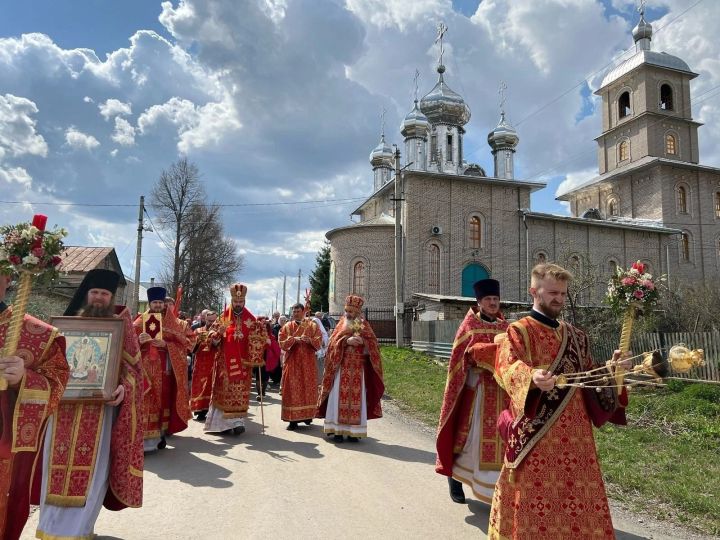 В Лениногорск в Свято-Троицкий храм был доставлен Благодатный огонь