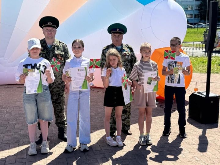 Юных художников из Лениногорска поздравили пограничники