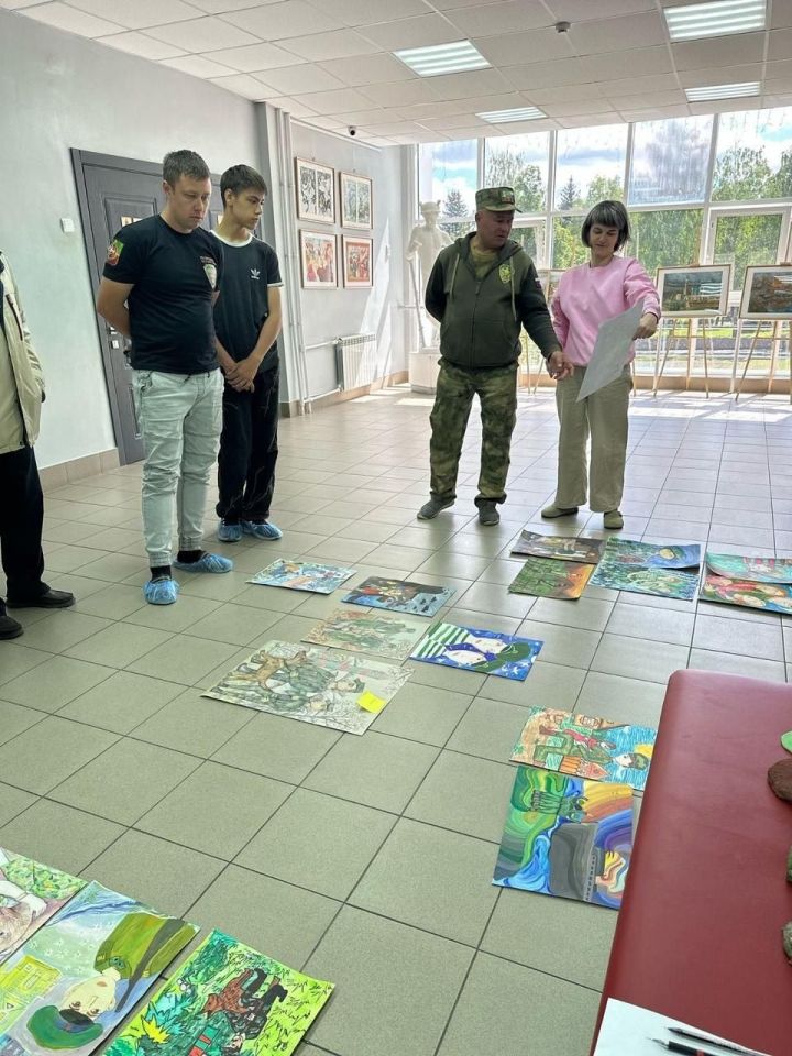 Юных художников из Лениногорска поздравили пограничники