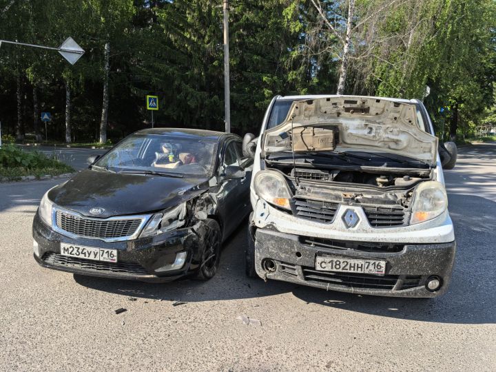 В Лениногорске не поделили перекрёсток иномарка и микроавтобус