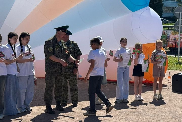 Юных художников из Лениногорска поздравили пограничники