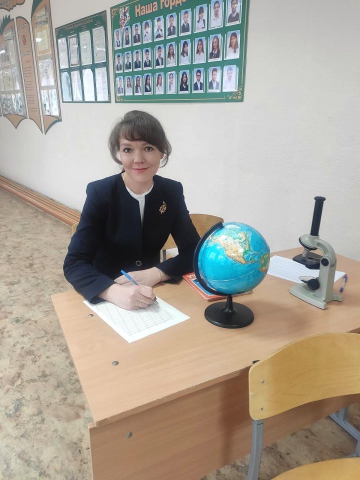 Лениногорские выпускники благодарны классному руководителю Ирине Алексеевой