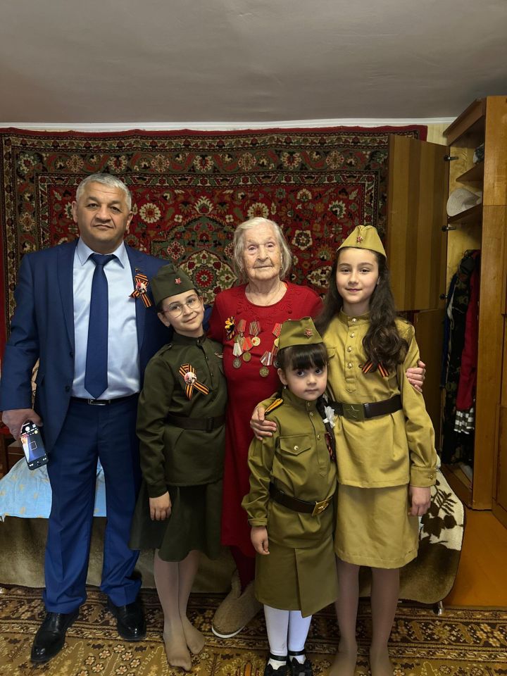 В Лениногорске ветеранов войны и тружеников тыла поздравили члены азербайджанской автономии