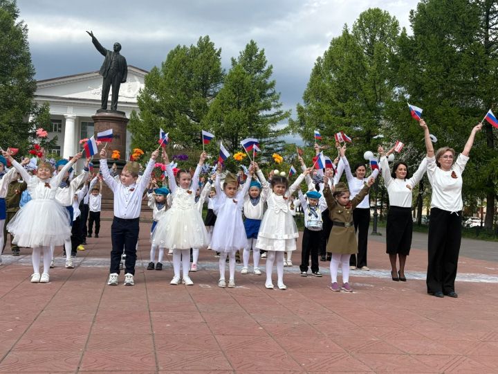 В Лениногорске 70 малышей провели флешмоб ко Дню Победы