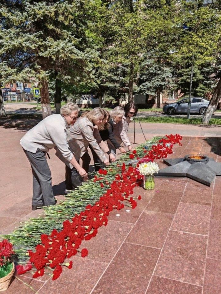 Сотрудники Лениногорского ЗАГСа возложили цветы к памятнику «Неизвестный Солдат»