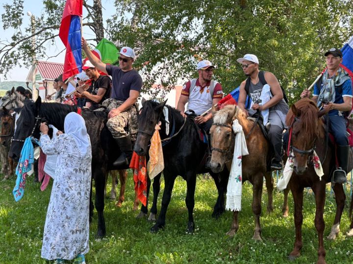 В День России в Лениногорском районе состоялся Конный пробег