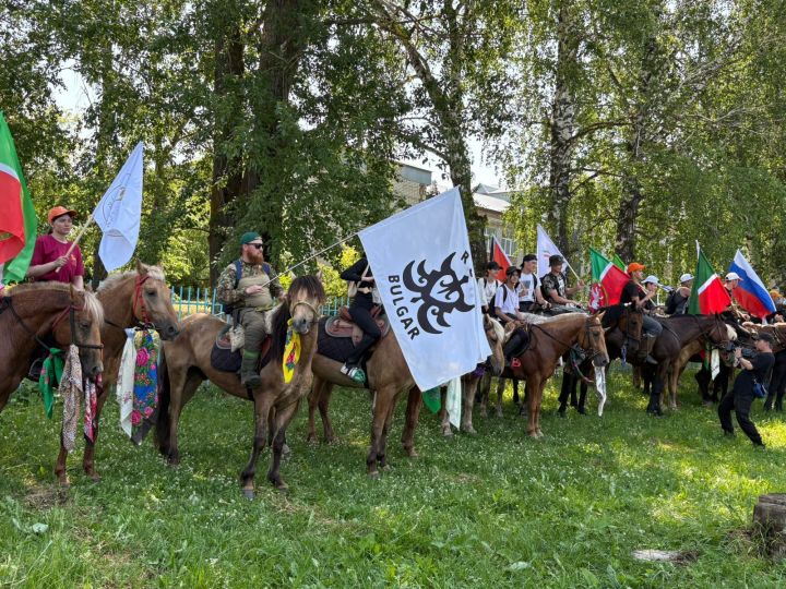 В День России в Лениногорском районе состоялся Конный пробег