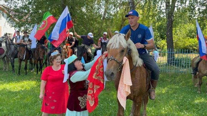 В День России в Лениногорском районе состоялся Конный пробег
