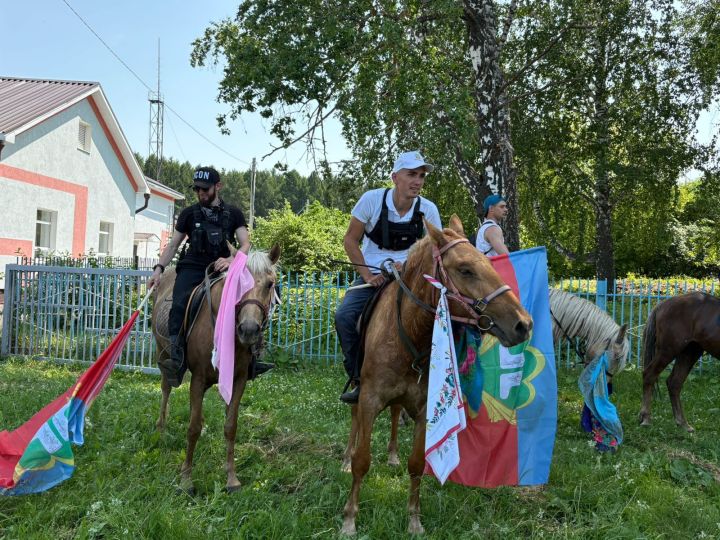 В День России в Лениногорском районе состоялся Конный пробег