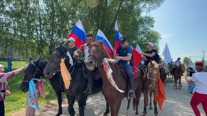 В День России в Лениногорском районе состоялся Конный пробег