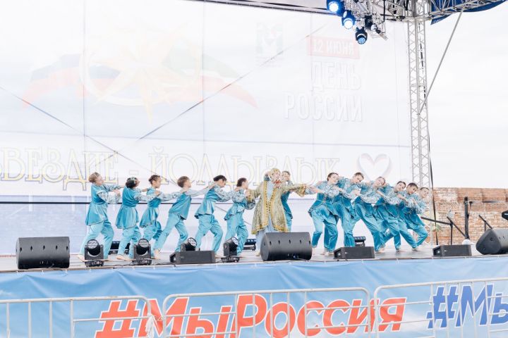 Концерт «Созвездия -Йолызлык» в День России начался с массового исполнения гимна страны