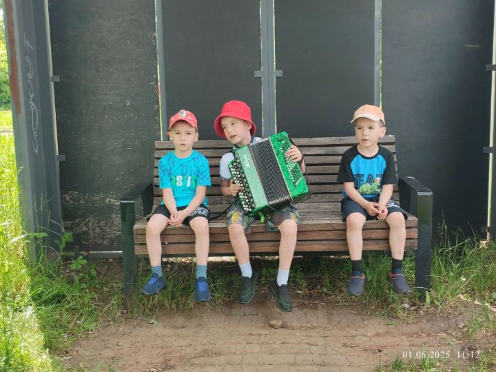 Преподаватели детской музыкальной школы Лениногорска устроили для детей музыкальную программу