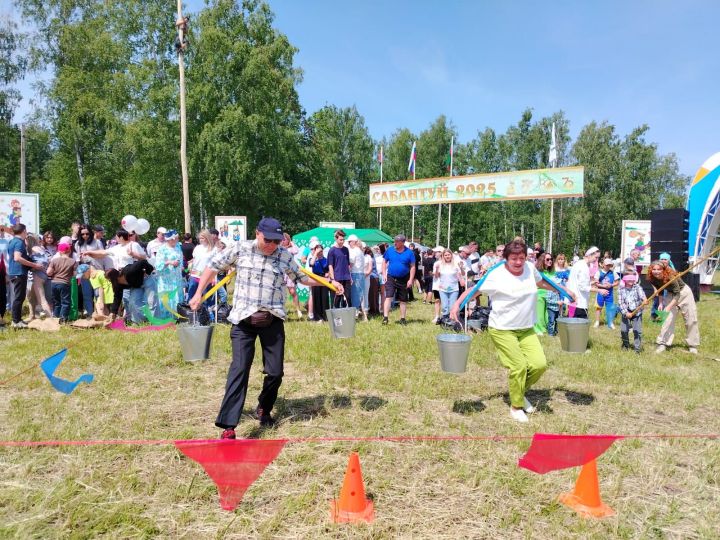 На Сабантуе лениногорцы состязались в народных играх