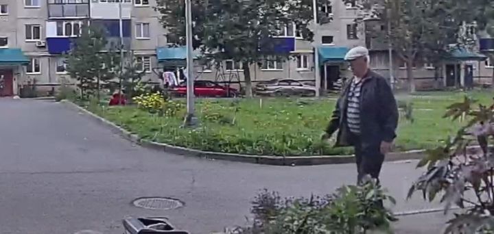 В Лениногорске разыскивают мужчину, который разбивает бутылки на тротуарах и пешеходных переходах