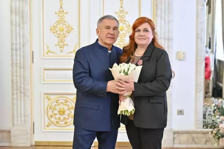 Руководителя команды волонтеров из Лениногорска наградил Раис Татарстана Рустам Минниханов.