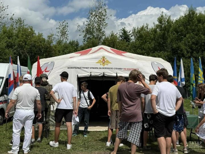 На празднике «Уяв» открылся мобильный пункт отбора на службу по контракту