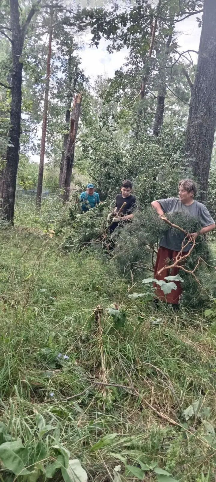 Жители деревни Аккуль Лениногорского района привели в порядок пострадавшее во время урагана кладбище