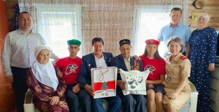 Жителю Лениногорского района вручили подарки от Генерального консульства Китая в РТ