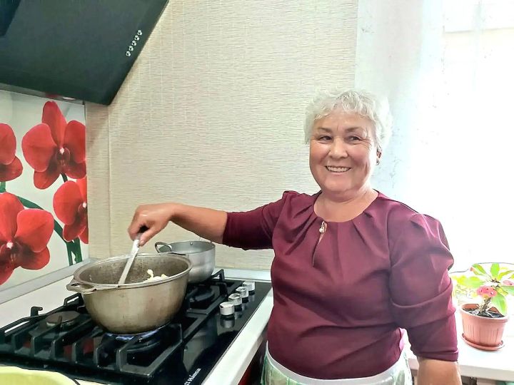 Волонтёр из Лениногорска Рима Портнова готовит чак-чак для отправки бойцам СВО
