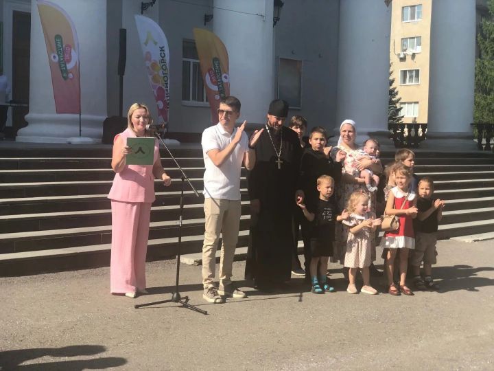 Двум многодетным семьям глава Лениногорского района вручил ключи от автомобилей