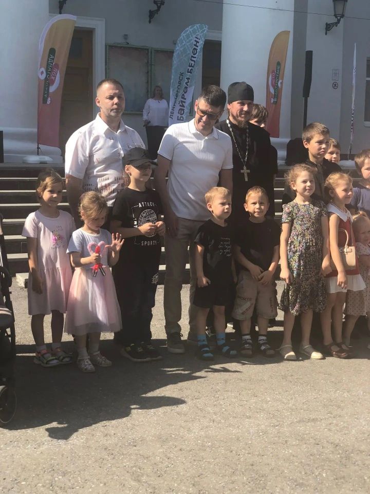 Двум многодетным семьям глава Лениногорского района вручил ключи от автомобилей